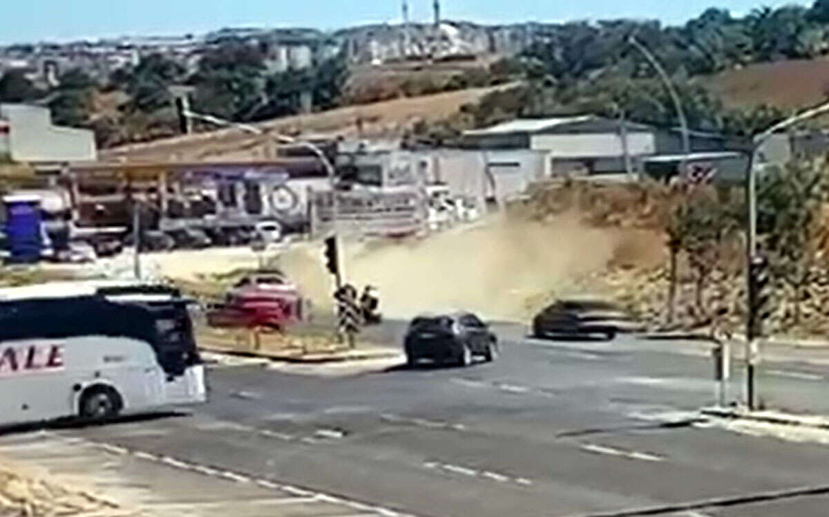 Direğe çarpan yolcu minibüsü yan yattı! 1’i bebek, 3 yaralı var 2